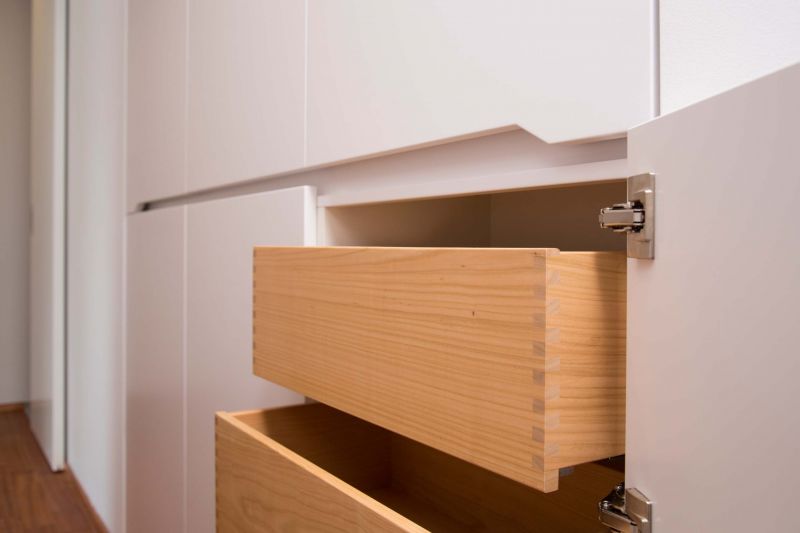 Präzise gefertigte Holzschublade