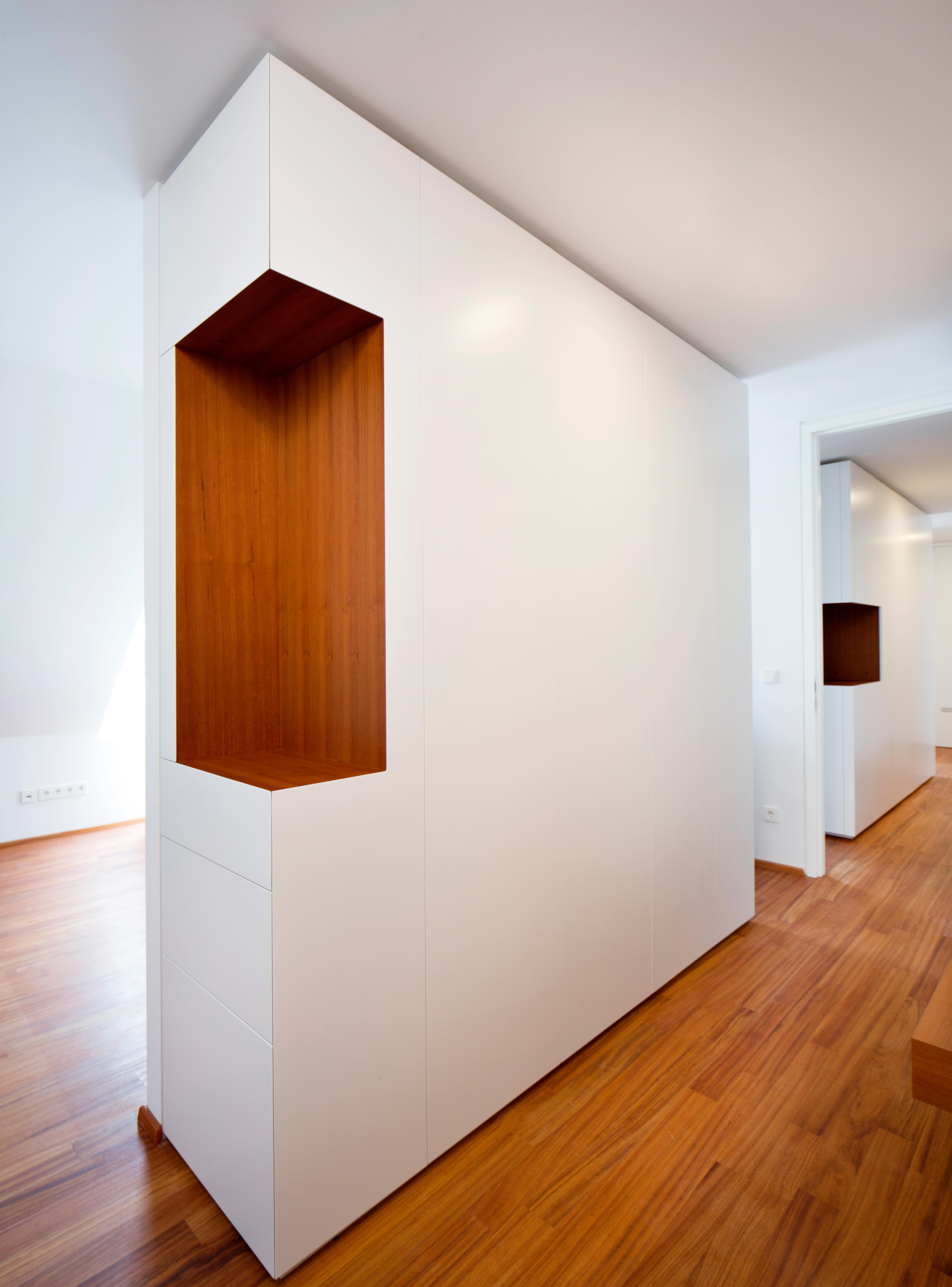 Minimalistischer Einbauschrank mit Holznische